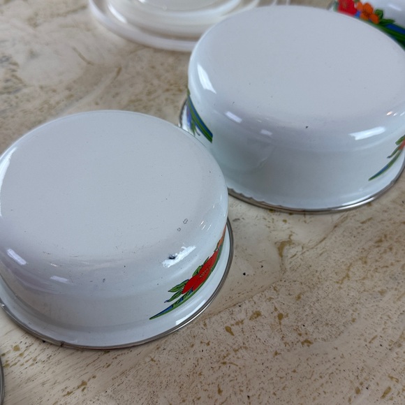 Vintage White Enamelware Nesting Bowls Set of 4 w Lids — Red/Orange/Blue Flowers - Picture 14 of 16